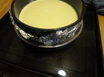 step9: 将蛋糕模包好锡纸再加一个耐热的碗蝶(防入水)放入装有水的烤盘中，6inch蛋糕模要抹了一層薄薄油，水浴法150度烤60分鐘，根據自家烤箱酌情調整溫度或時間，沒烤透的話會回縮的，請一定要多試幾次找到烤透的溫度和時間