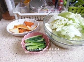 step1: 椰菜洗淨切細片 , 豆干切薄再對切好 , 蔥切段