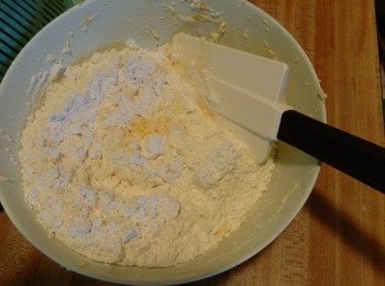 step4: 然后加入牛奶和低粉由下至上拌匀，要轻而快，不要打圈拌。