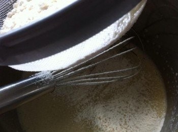 step2: 篩入自發粉輕輕拌均勻