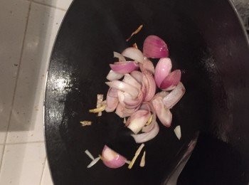 step5: 先落紫洋蔥炒至轉色