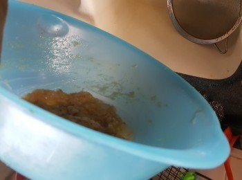 step7: 再將蝦膠放在手中,用手由上高處向下撻,撻向大碗內,共撻約15-20次,再將蝦膠放入雪櫃雪2小時以上(蝦膠必須要雪才會有彈牙效果)