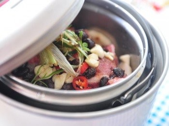 step5: 放入電鍋，外鍋水約200cc(此為3人小電鍋)開始燉煮，約燉煮20分中開蓋將排骨翻攪一下，這樣可以更加均勻入味