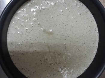 step2: 再加入過篩的低粉,沙拉油,芝麻醬,牛奶~拌勻