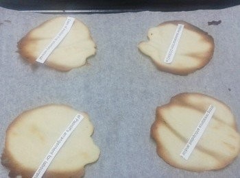 step5: 放入烤箱170度烤五至八分鐘至金黃色。然後快速將餅乾反轉另一面，放上已寫好的祝賀紙條 （可戴上手套輔助）