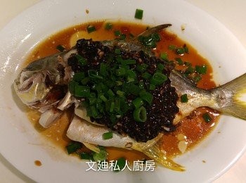 step3: 倒去蒸魚水後,贊上熱油和蔥粒在䱽魚上,最後加上蒸魚生抽即成。