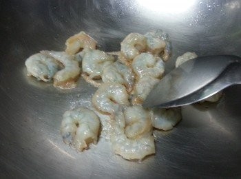step6: 燒熱鑊,加入1湯匙油,油滾後先將蝦炒熟