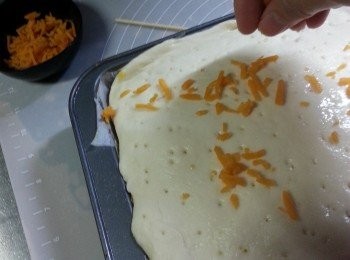 step21: 灑上咸蛋黃粉糰絲做裝飾,再用大火蒸6分鐘