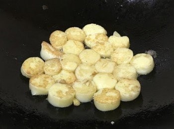 step4: 煎至兩邊也金黃色上，灑少許海鹽調味上碟備用，同鑊加入肉碎快炒至轉色，加入少許水成汁，最後加入玉子豆腐輕炒，或直接鋪面上碟即成，灑少許蔥花