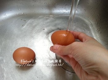step1: 雞蛋沖洗乾淨 , 放入煲內加入水用中火煮15分鐘至熟透