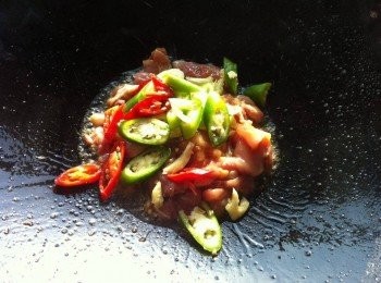 step2: 取出鍋加入1大匙食油，油熱，把所有材料倒入鍋內。