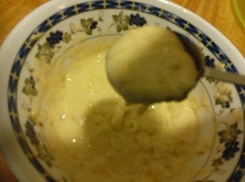 step3: 大火热油，将面糊(drop)放进油锅，（每份面糊是1渴匙）转中小火炸至金黄既可。放了一个小时外皮还是脆的。