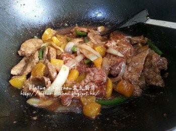 step8: 將豬扒肉回鑊拌勻炒至汁料半乾身 , 最後熄火加入蜜桃粒拌勻即可