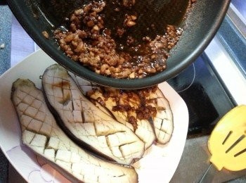 step7: 將煮好的豬肉汁料平均淋上已經蒸熟的茄子上