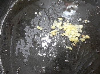 step3: 利用鍋中豬油蒜末爆香