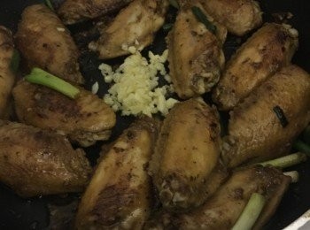 step4: 轉中大火，加入蒜蓉在中間，煎香後快炒即成