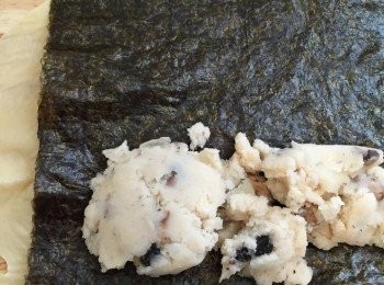 step3: 腐竹上放紫菜，再放上薯豆蓉，捲好。