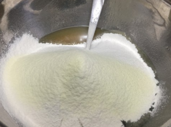 step5: 篩入麵粉和奶粉