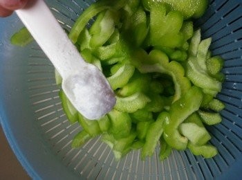 step2: 用1茶匙鹽醃約15分鐘再沖洗乾淨