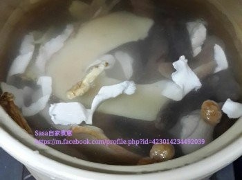 step5: 將清水倒入瓦煲中，倒入所有材料（除杞子以外）先用大火煲滾，再較中小火煲90分鐘