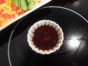 step10: 利用牛排肉汁煮出的[紅酒醬汁]是美味的精華。