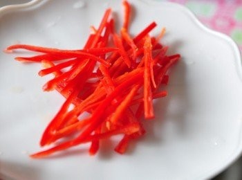 step4: 喜歡辣的我，免不了來個2根辣椒切成細絲