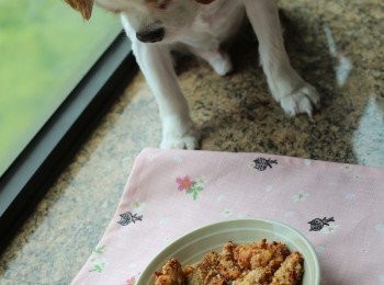 step3: 雞腿肉沾上炸漿。