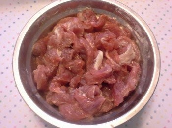 step3: 肉碎混合<span class="group_1">醃料</span>醃10分鐘。待用