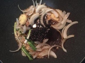 step5: 接著炒香豆鼓後，放入蠔油和糖略炒；