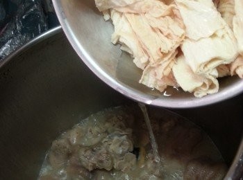 step10: 用筷子試豬手如夠淋就加入支竹煮約5分鐘