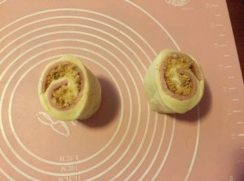 step6: 用刮刀切成一半, 放入焗盤內, 放入密封地方發酵1小時至2倍大