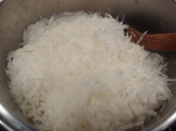 step5: 放入蘿蔔絲，翻炒至透明狀。