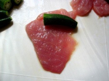 step2: 用豬肉片將秋葵整個包裹起來，也可用火鍋肉片代替