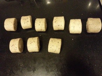 step3: 約1小時後 麵糰約1倍大時將麵糰整型並鬆弛約576g；麵糰擀至長方形後捲起；準備蒸製鍋具 並在鍋內將水煮置約45度C備用；將麵糰平均分割為9份 60~62g/個