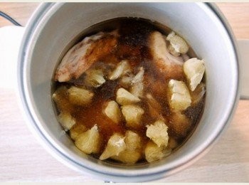 step4: 隨後倒入黑木耳養生露、水與鹽巴，並在外鍋倒入一杯水後，便可按下電鍋開關。