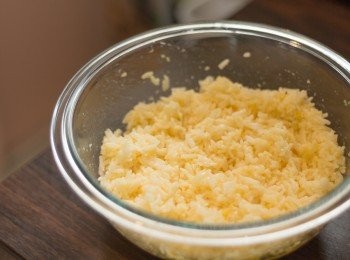 step4: 將已拌好之雞蛋加入已放涼之白飯內拌勻