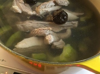 step5: 湯煲水滾後，將所有材料放入，滾起後轉細火煲1.5小時