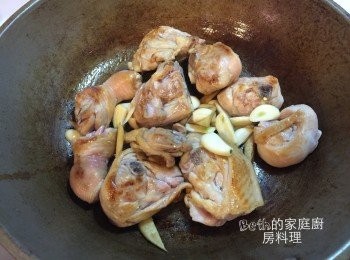 step2: 炒鍋中加入一大匙麻油，冷鍋冷油放入薑片煸香後，放入雞腿肉，雞皮面朝下以小火慢煎至表皮焦香，加入蒜片