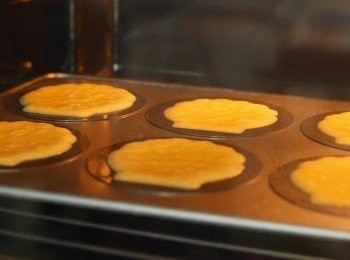 step9: 放入已預熱至 175°C 的焗爐中低層烤焗。（使用傳統小貝殼型蛋糕模具，需要烤 7-8 分鐘；使用圖中較大的貝殼模具，約烤 13-14 分鐘。）