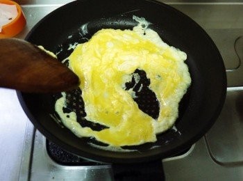 step2: 將蛋液下鍋後攪拌，再慢慢推開成滑蛋，起鍋備用