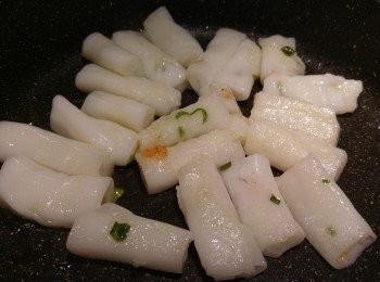 step2: 煎香腸粉表面,慢慢加入<span class="group_2">醬料</span>,不需一次過落晒<span class="group_2">醬料</span>,使表面上色。