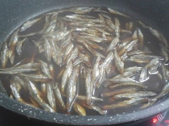 step2: 除蜜糖備用,將所有調味料和水加熱, 之後將魚乾一同慢火炆煮, 直至開始收汁加入蜜糖。