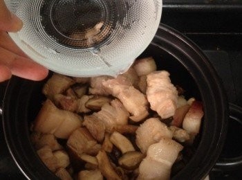 step8: 清水加入砂鍋，最好冒過肉片～