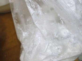 step4: 將粟粉放入一膠袋，之後放入龍躉腩，搖勻至每件龍躉腩都均勻沾滿粟粉