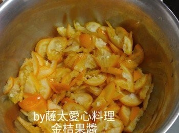 step1: 金桔洗乾淨，分上下對半切開，挑去核，切成薄片。