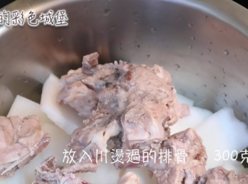 step2: 將川燙洗淨的排骨，冬瓜放入湯鍋。