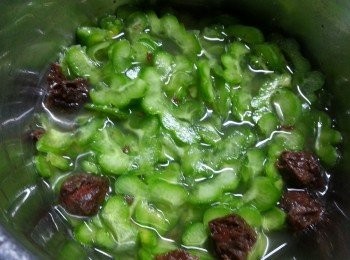 step3: 待話梅水凍後落苦瓜,放入雪櫃雪一晚即可.
 (話梅要一起雪)