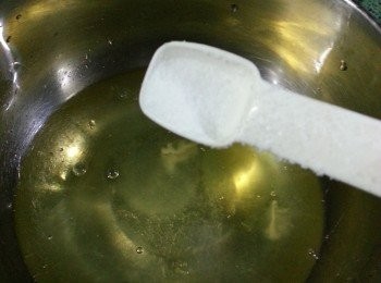 step8: 蛋白用1茶匙鹽發打均勻備用