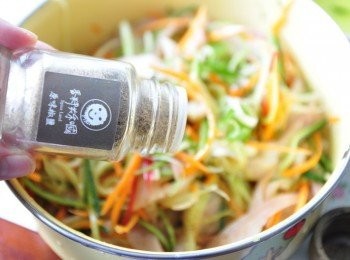 step3: 將所有<span class="group_1">食材</span>放入拌盆中，加入<span class="group_2">調味</span>拌勻