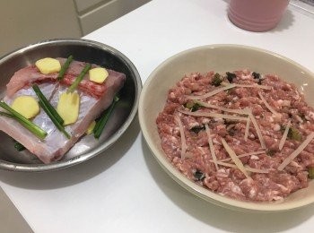 step5: 蒸肉餅及蒸魚 一次過入蒸爐, 明火蒸12-15分鐘, 蒸爐20分鐘即成